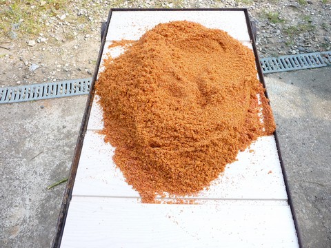 étaler le sable et la résine