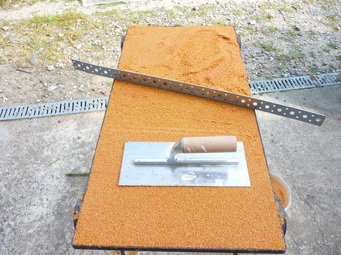 lisser et spatuler le sable résiné