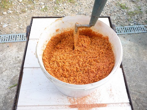 le sable coloré mélangé avec la résine