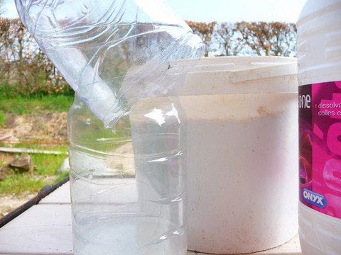 mélange du durcisseur avec la résine époxy