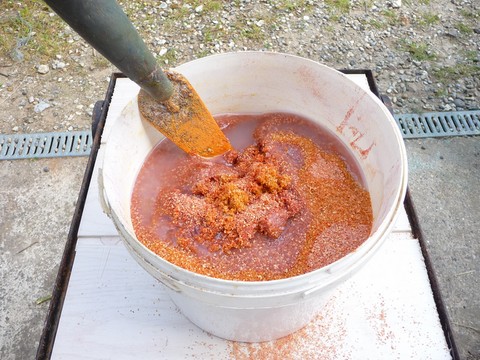 mélange du sable orange et la résine d'époxy