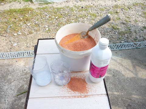 les produits : la réine époxy, le sable et le solvant