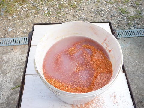 vue de la résine époxy sur le sable coloré orange