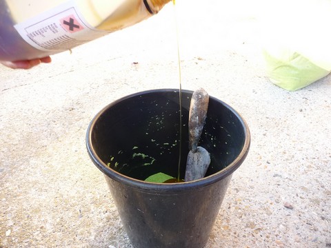 verser la résine polyuréthane sur les sables et mélanger